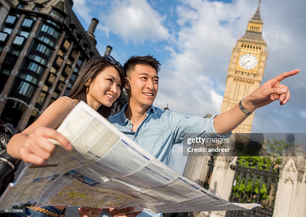 Touristes asiatiques visite à Londres avec une carte