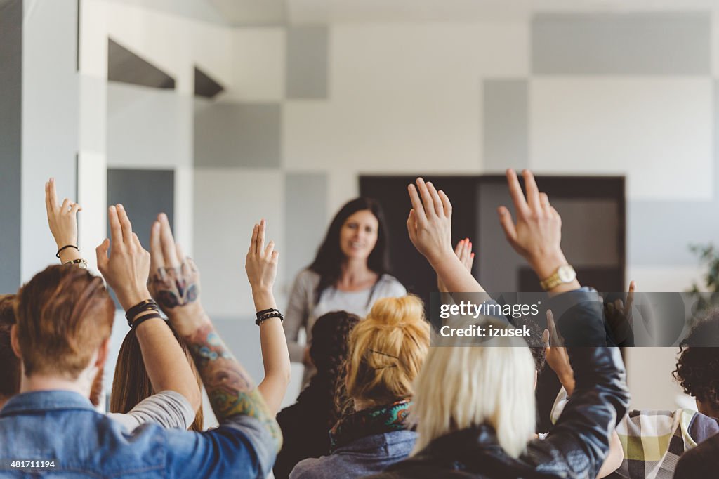 Aluno votação no seminário, levantar as mãos
