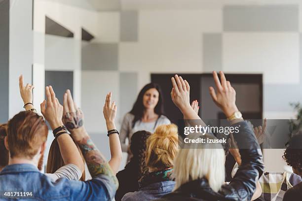 aluno votação no seminário, levantar as mãos - braços no ar imagens e fotografias de stock