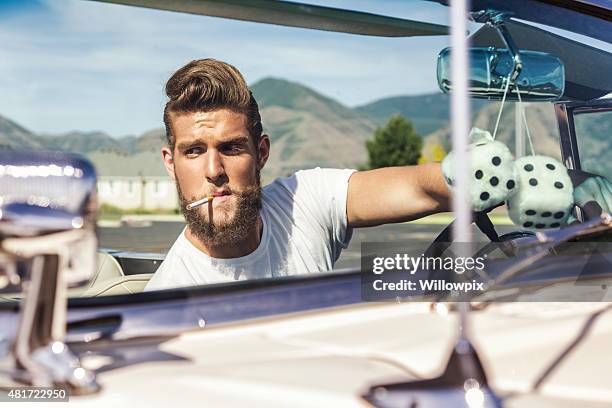 nos anos cinquenta peruca cabelo greaser guy condução carro descapotável - pompadour imagens e fotografias de stock