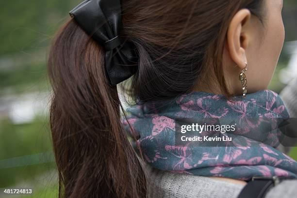 close-up of woman's back with butterfly scraf - haarschleife stock-fotos und bilder