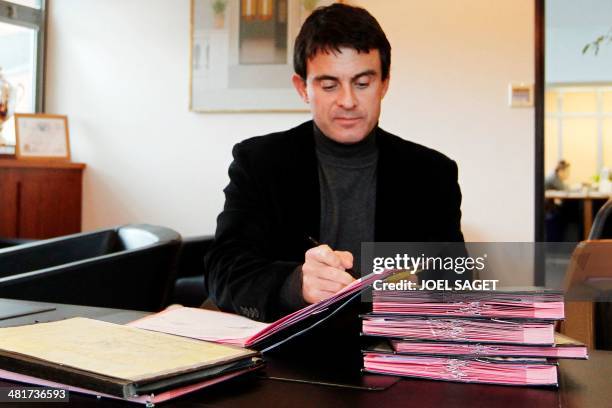 Le député-maire socialiste Manuel Valls travaille dans son bureau à la mairie d'Evry le 10 décembre 2010. AFP PHOTO JOEL SAGET