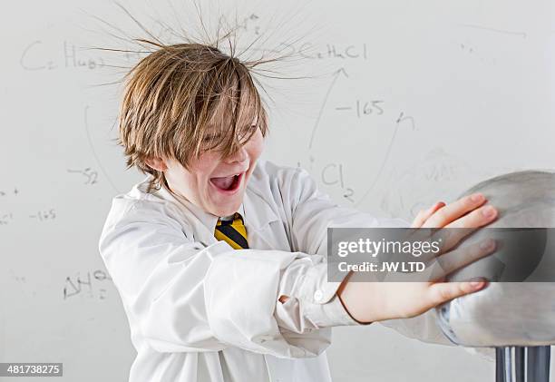 schoolboy (11-13) doing science experiment - elektrischer generator stock-fotos und bilder