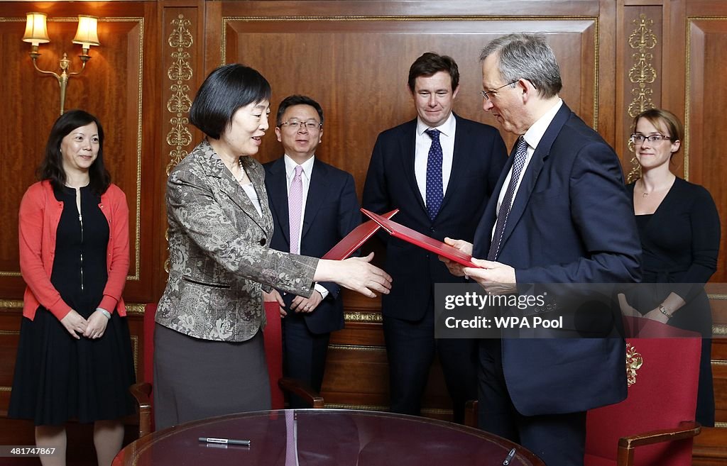 Hu Xiaolian And John Cunliffe Exchange Signed Memorandum Of Understanding On Renminbi