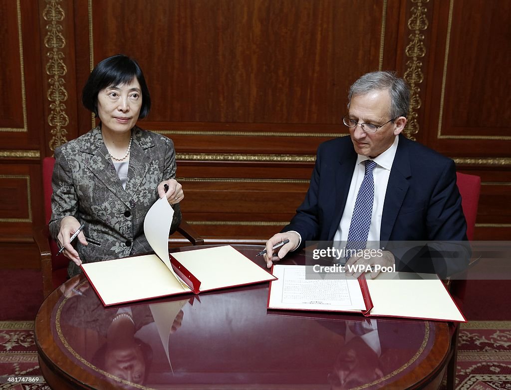 Hu Xiaolian And John Cunliffe Exchange Signed Memorandum Of Understanding On Renminbi