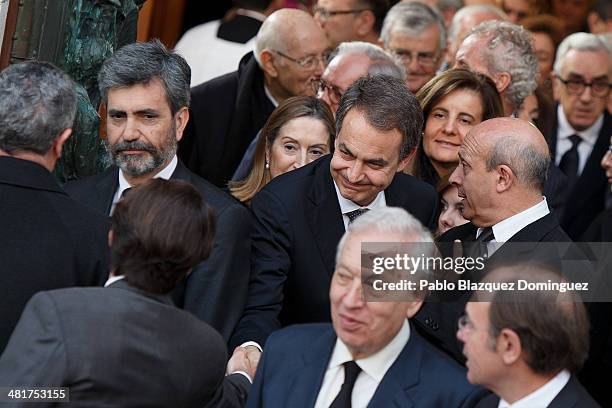 Former Spanish prime minister Jose Luis Rodriguez Zapatero shakes hands with former Spanish prime minister Jose Maria Aznar after the state funeral...