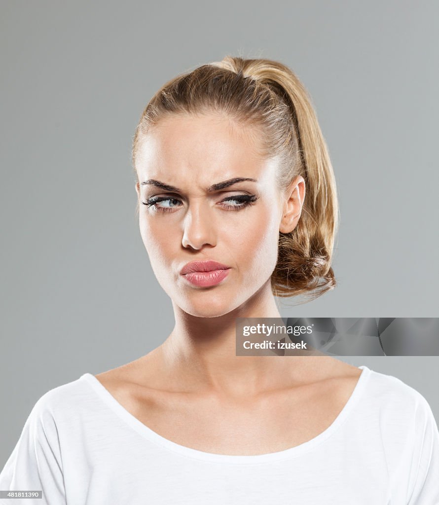 Retrato de Face de decepcionado cabelo loiro Jovem mulher