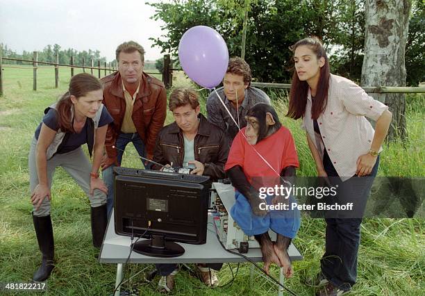 Franziska Heyder, Ralf Lindermann, Wayne Carpendale, Affe, Katja Giammona, ZDF-Serie "Unser Charly", Folge 3, in Berlin, Deutschland.