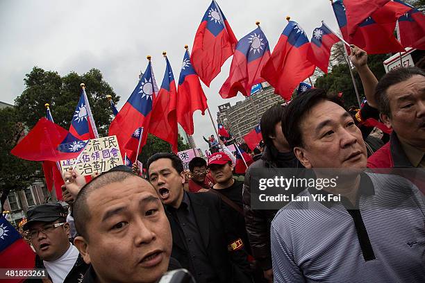 Government supporters rally aiming to "get back" the legislature which is currently occupied by anti-ECFA student protesters on April 1, 2014 in...