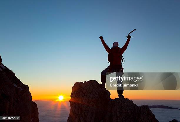 wanderer stehend auf berggipfel und feiern - ice pick stock-fotos und bilder