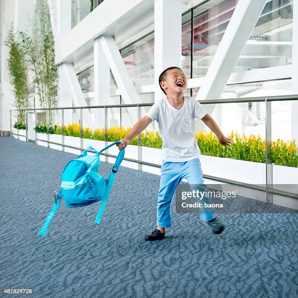 heureux petit garçon avec son sac à dos - enfant cartable photos et images de collection