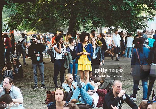 berlin festival crowd - festival rubbish stock pictures, royalty-free photos & images