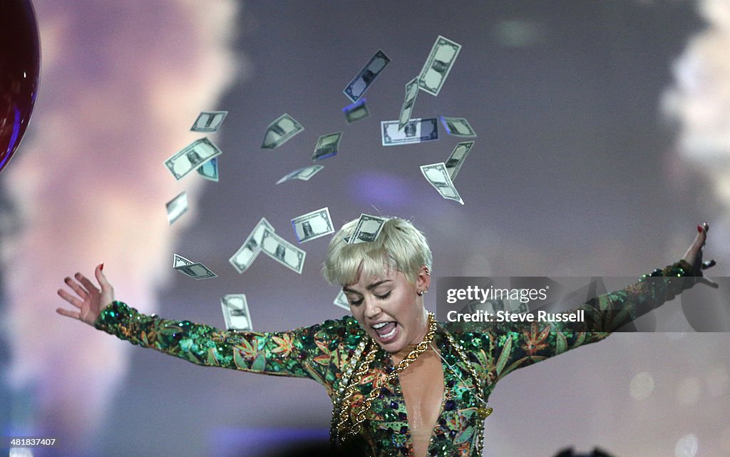 Miley Cyrus performs Bangerz tour