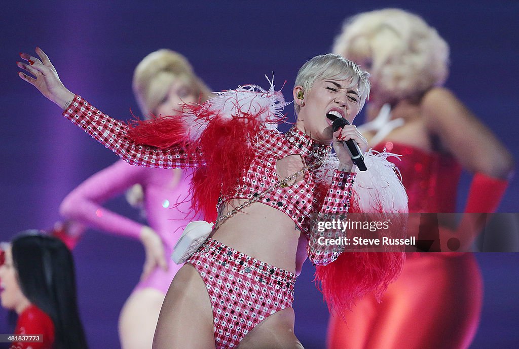 Miley Cyrus performs Bangerz tour