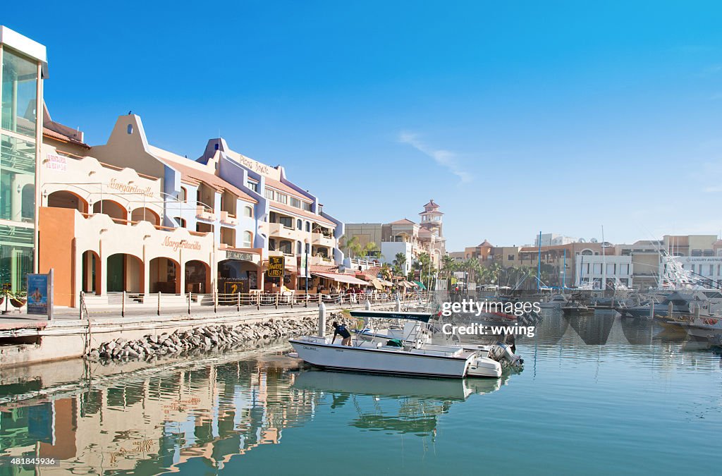 Cabo San Lucas et de la promenade de la Marina avec établissements touristiques