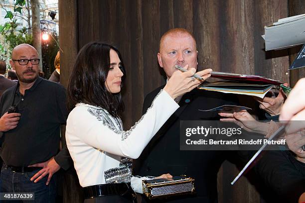 Actress Jennifer Connelly signs autographs for fans upon her arrival for the Paris premiere of "Noah" directed by Darren Aronofsky at Cinema Gaumont...