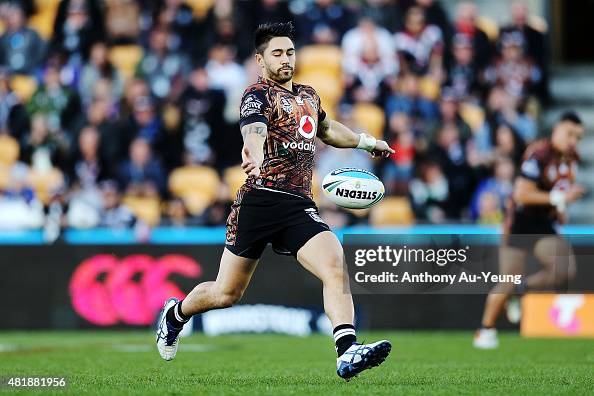 Sean Johnson Rugby Shaun Johnson of the Warriors puts in a kick during the round 20 NRL ...