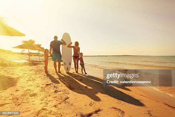 family on the beach - goud strand stockfoto's en -beelden