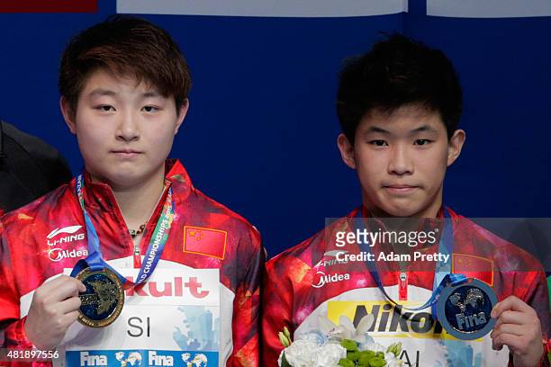 Gold medallists Yajie Si and Xiaohu Tai of China pose during the medal ceremony for the 10m Platform Synchronised Mixed Diving Final on day one of...