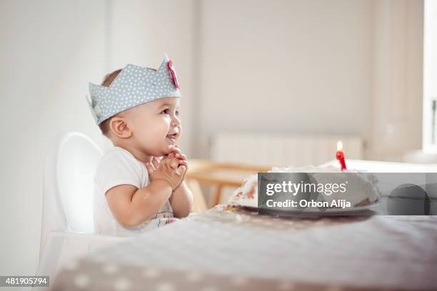 einjähriger junge feiert brithday - 1st birthday stock-fotos und bilder