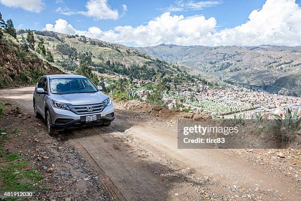 coche viaja en la suciedad pista en la campiña a través de los andes - paisajes de peru fotografías e imágenes de stock