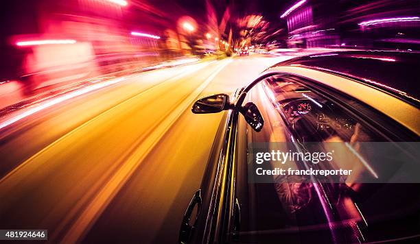 crazy paseo en automóvil por la noche - speed fotografías e imágenes de stock