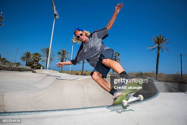 スケートボーダー skatepark でジャンプ - 挽く ストックフォトと画像