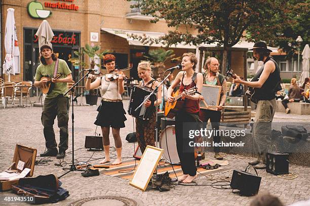 street band und kreuzberg in berlin - music band stock-fotos und bilder