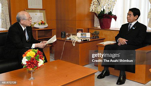 The Riken national research institute President Ryoji Noyori and Education Minister Hakubun Shimomura talks over the stap cell scandals at Education...