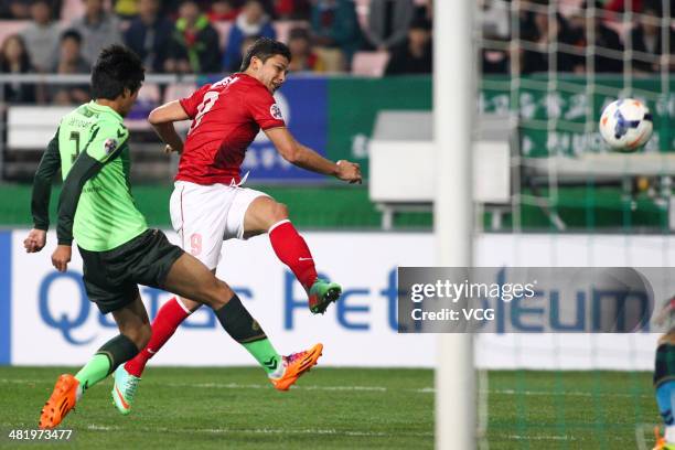 Elkeson of Guangzhou Evergrande shoots the ball during the AFC Champions League match between Jeonbuk Hyundai Motors and Guangzhou Evergrande at...