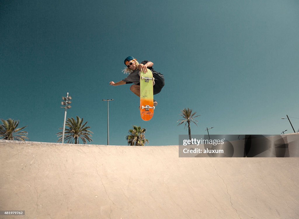 Jeune homme sauter de skate-board