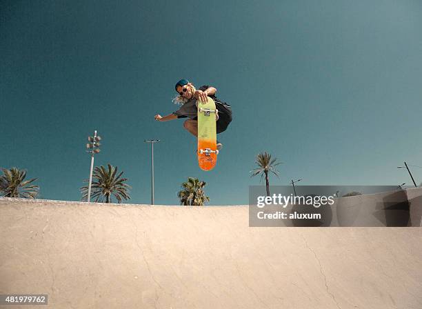 giovane uomo saltando da skateboard - skatepark foto e immagini stock