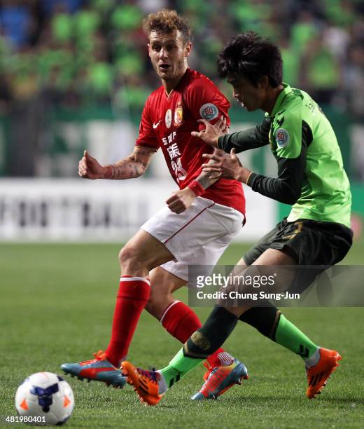 Alessandro Diamanti of Guangzhou Evergrande compete for the ball with Lee Jae-Moung of Jeonbuk Hyundai Motors during the AFC Champions League Group G...