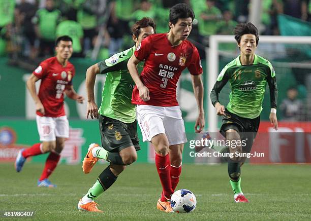 Mei Fang of Guangzhou Evergrande controls the ball during the AFC Champions League Group G match between Jeonbuk Hyundai Motors vs Guangzhou...