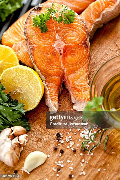 filé de salmão grelhado e legumes frescos - peixe vermelho - fotografias e filmes do acervo