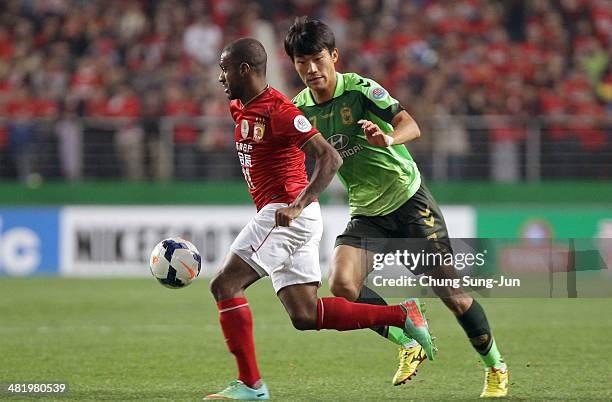 Muriqui of Guangzhou Evergrande competes for the ball with Han Kyo-Won of Jeonbuk Hyundai Motors during the AFC Champions League Group G match...