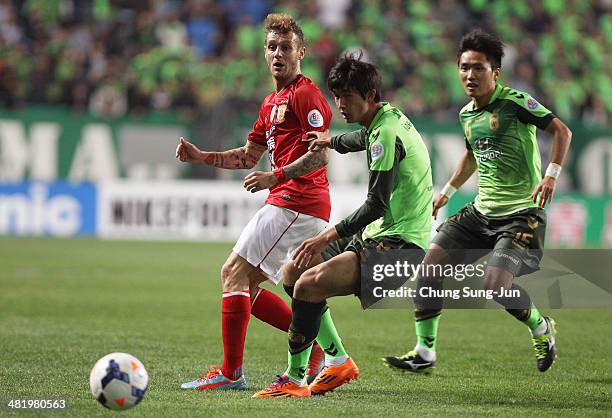 Alessandro Diamanti of Guangzhou Evergrande compete for the ball with Lee Jae-Moung of Jeonbuk Hyundai Motors during the AFC Champions League Group G...