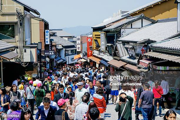 busy, crowd filled street in kyoto. tourists and shoppers, japan - kioto prefectuur stockfoto's en -beelden