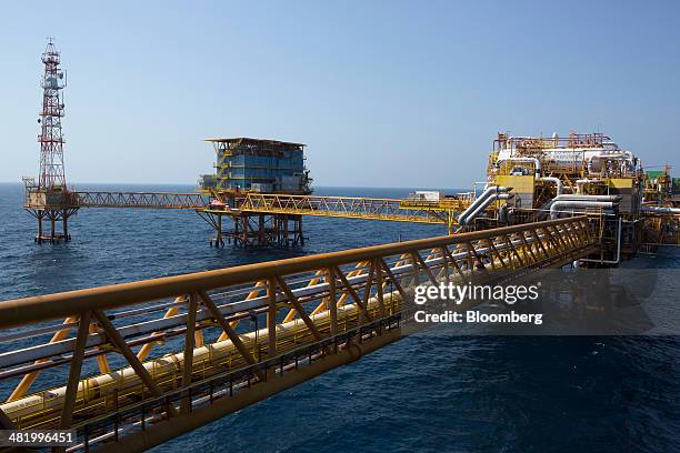Oil Rigs In The Gulf Of Mexico Photos and Premium High Res Pictures ...