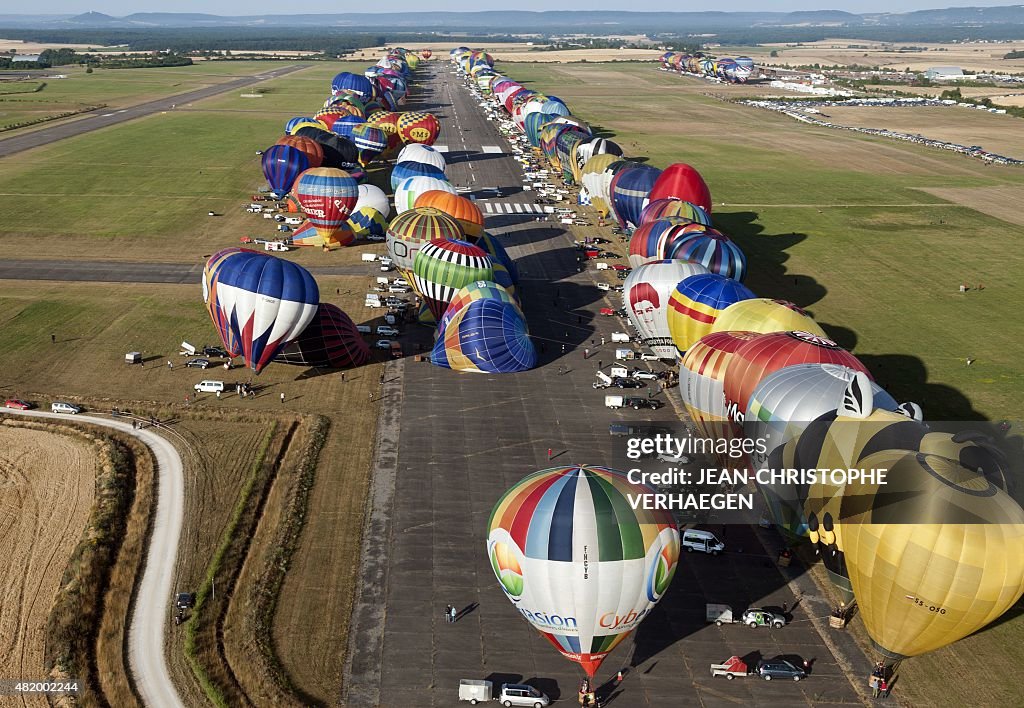 FRANCE-SHOW-BALLOONS