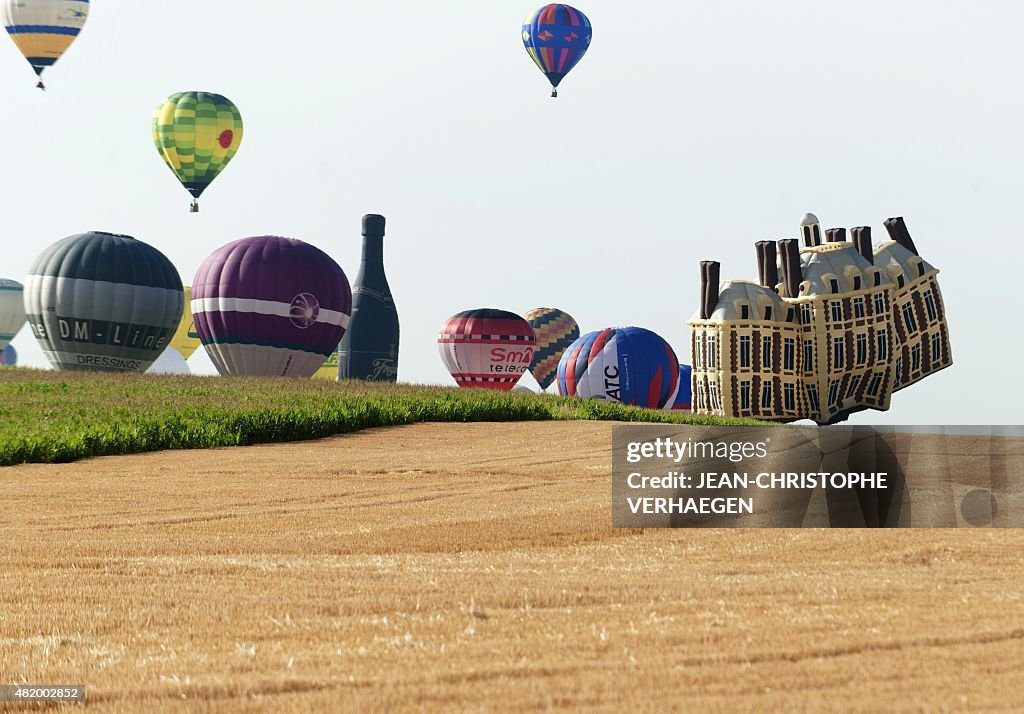 FRANCE-SHOW-BALLOONS