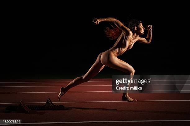 atleta donna che corre sulla pista di atletica nudi - linea di partenza attrezzatura sportiva foto e immagini stock