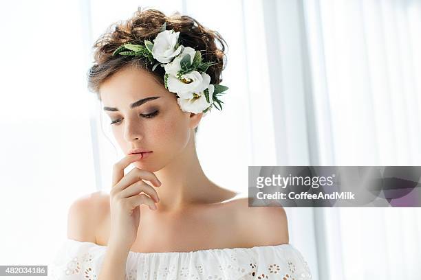 colpo di studio di giovane splendida sposa su sfondo chiaro - stile di capelli foto e immagini stock
