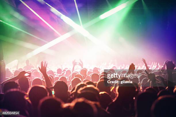 menschen beim konzert-party. - bash 2015 concert stock-fotos und bilder