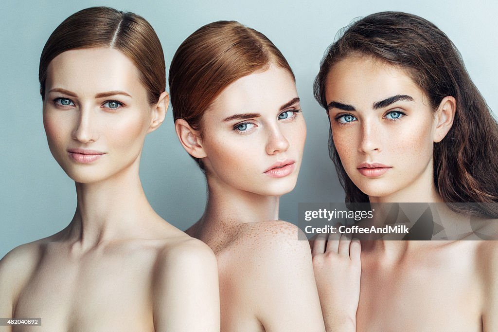 Drei schöne Mädchen mit einem natürlichen Make-up
