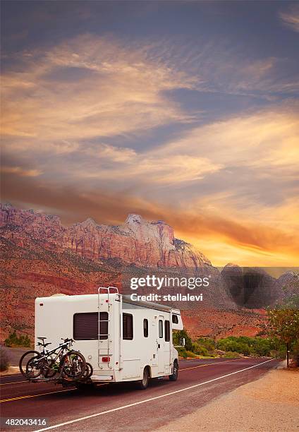 road trip - motor home - camper van stockfoto's en -beelden