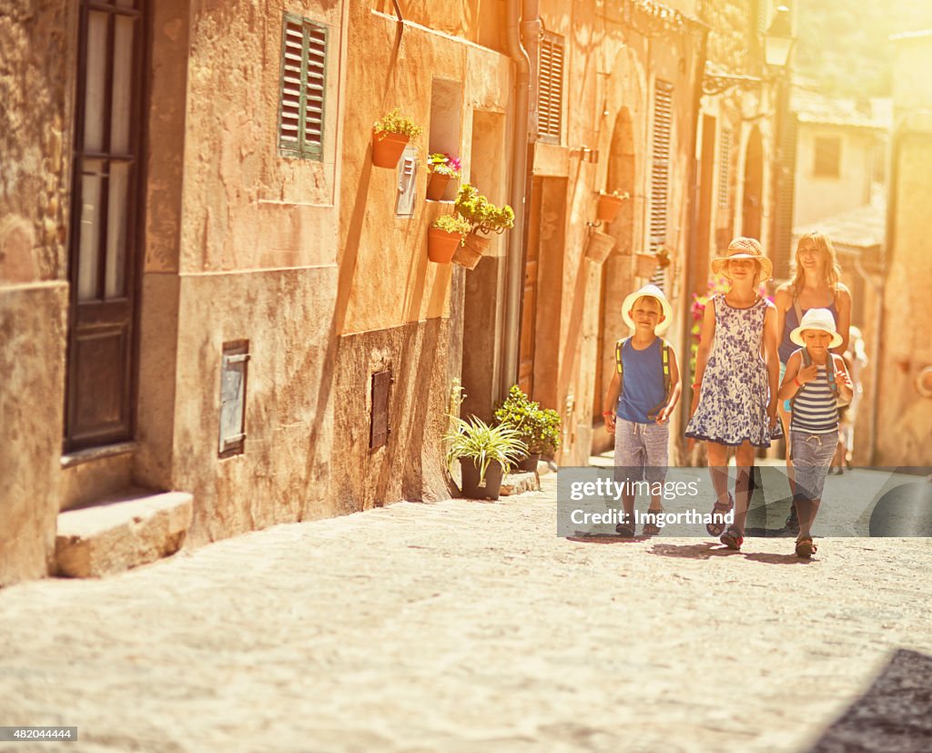 Familie Besuch der mediterranen Stadt von Valldemossa