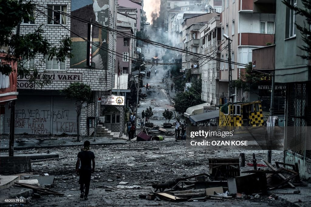 TOPSHOT-TURKEY-SYRIA-UNREST-PROTEST