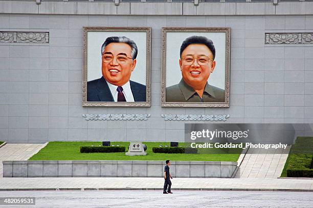 北朝鮮 dprk ： 火渡り金日成広場 - kim jong il ストックフォトと画像