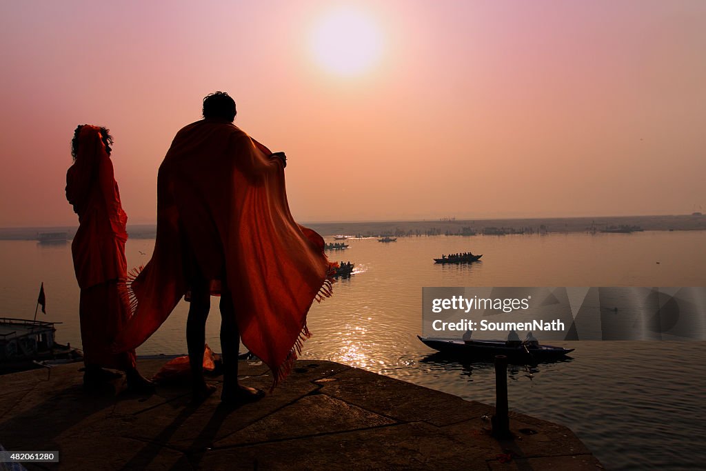 Ropa de secado después de baño en la ribera de Ganges, varanasí